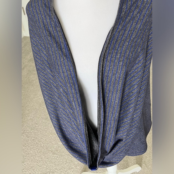 EUC Lululemon Vinyasa Infinity Button Snap Wrap Scarf in Blue and Gray Striped - Picture 6 of 16